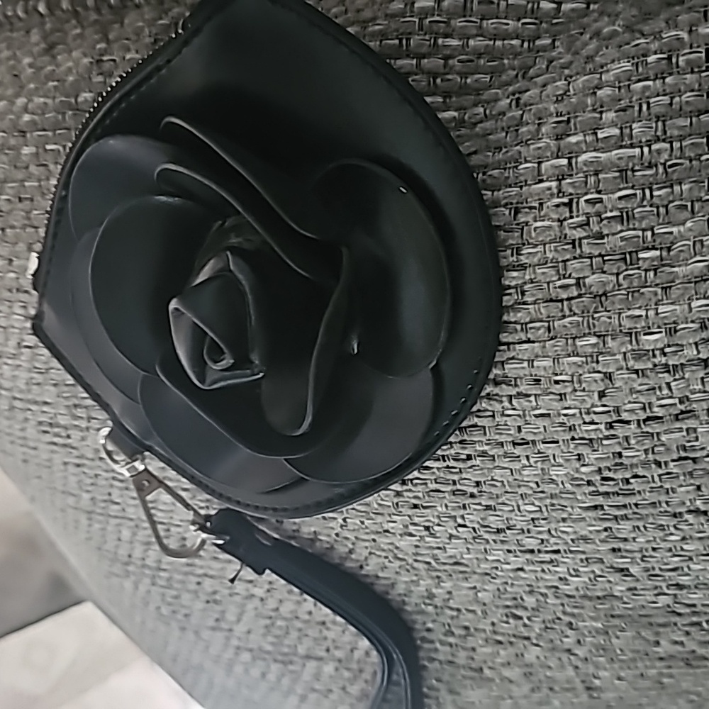 Rose 3d pattern wristlet - Picture 2 of 5